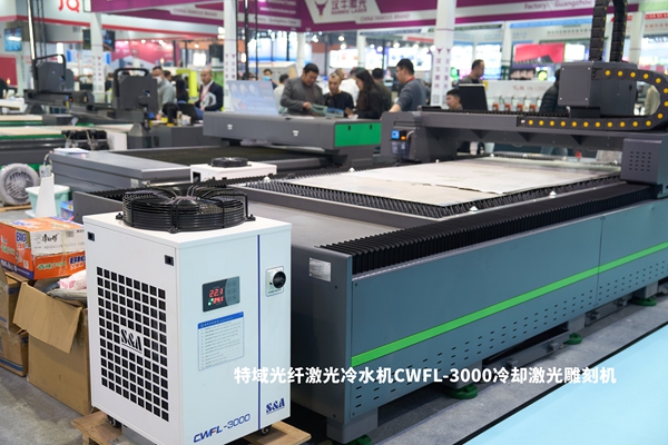 濟(jì)南客戶(hù)購(gòu)買(mǎi)特域光纖激光冷水機(jī)CWFL-3000為其激光雕刻機(jī)穩(wěn)定控溫